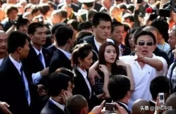 参加活动 出行气场十足，明星就该有这么大的排场吗？