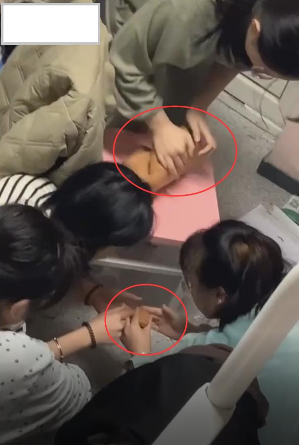 西安高校封校，女大学生自制麻将消磨时间，“幺鸡”成为最大亮点