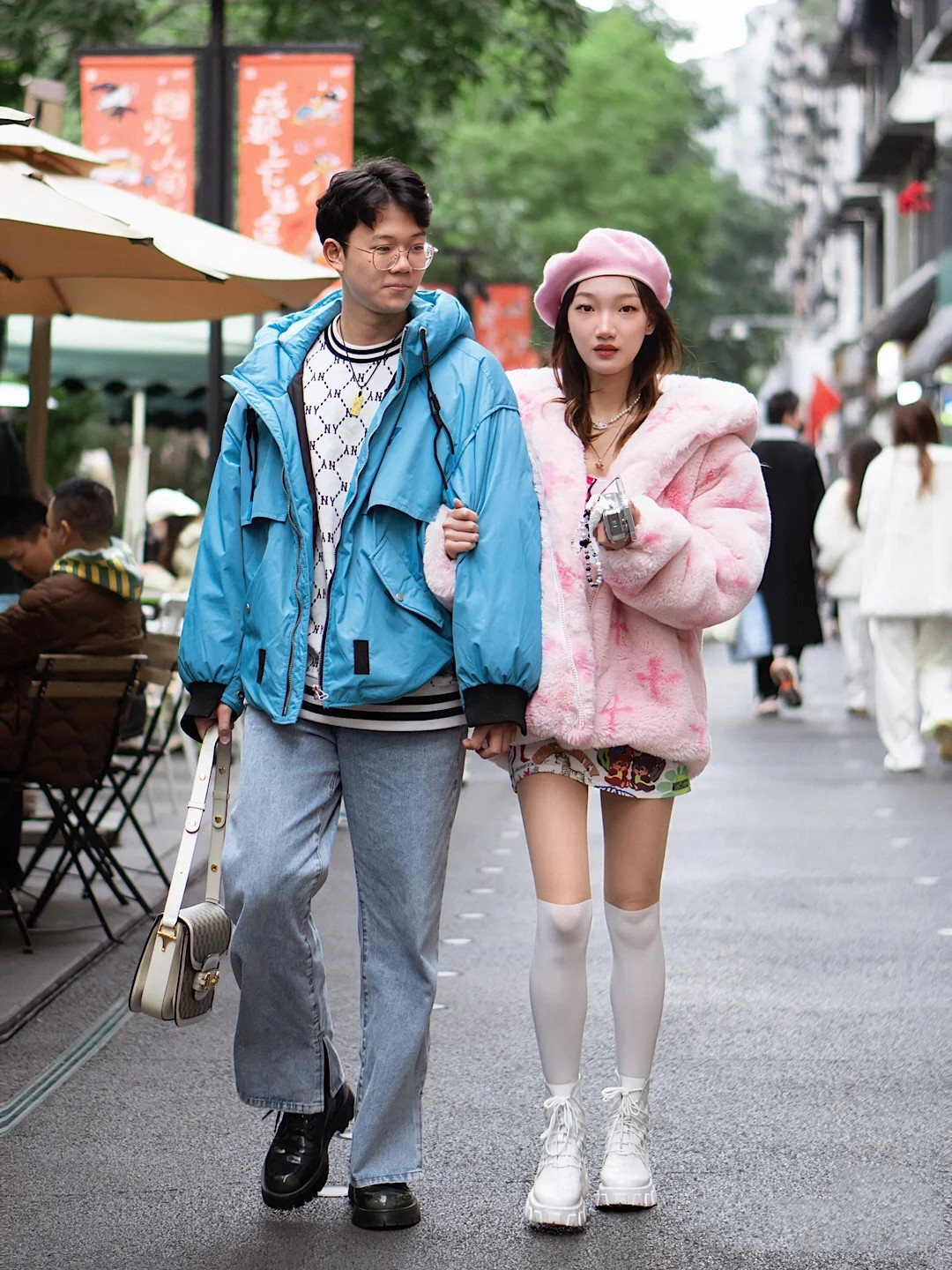 成都“望平街”果然是时尚女人聚集地，路人的穿搭随性又有辨识度