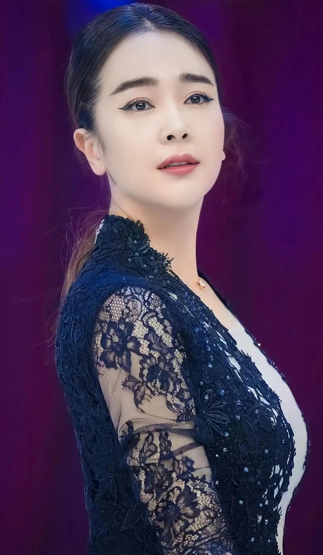 左小青腰肢柔软保养有道，美出高级感