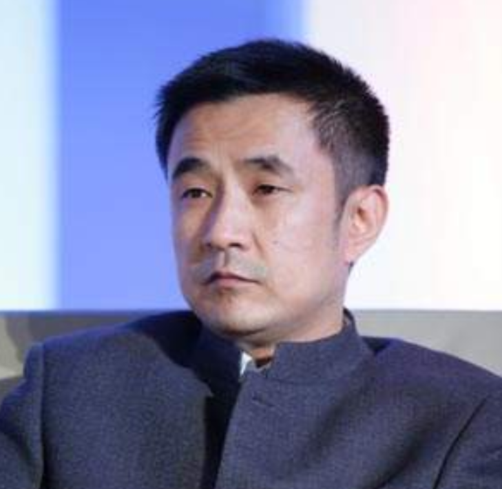 富豪负债800亿逃去国外，带走女明星和61个亿，父亲葬礼也不回来