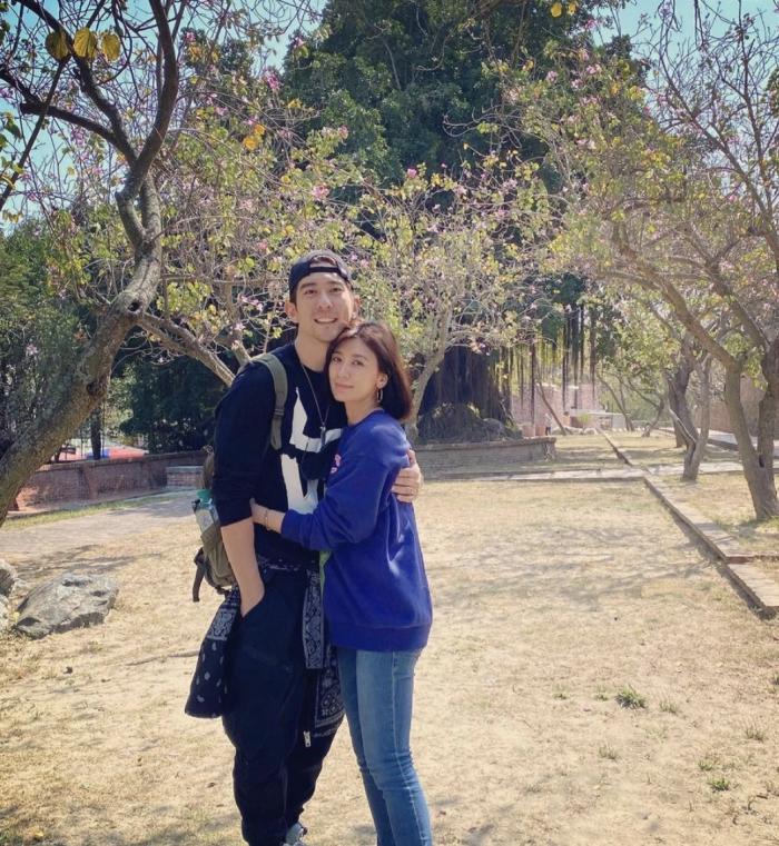 贾静雯晒全家福，和修杰楷越来越有夫妻相，咘咘波妞大眼睛灵动