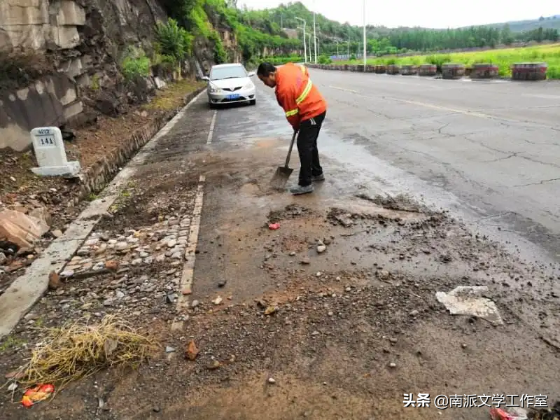 洒水车下雨天转圈洒水，网友质疑浪费，有关部门的回应能服众吗？