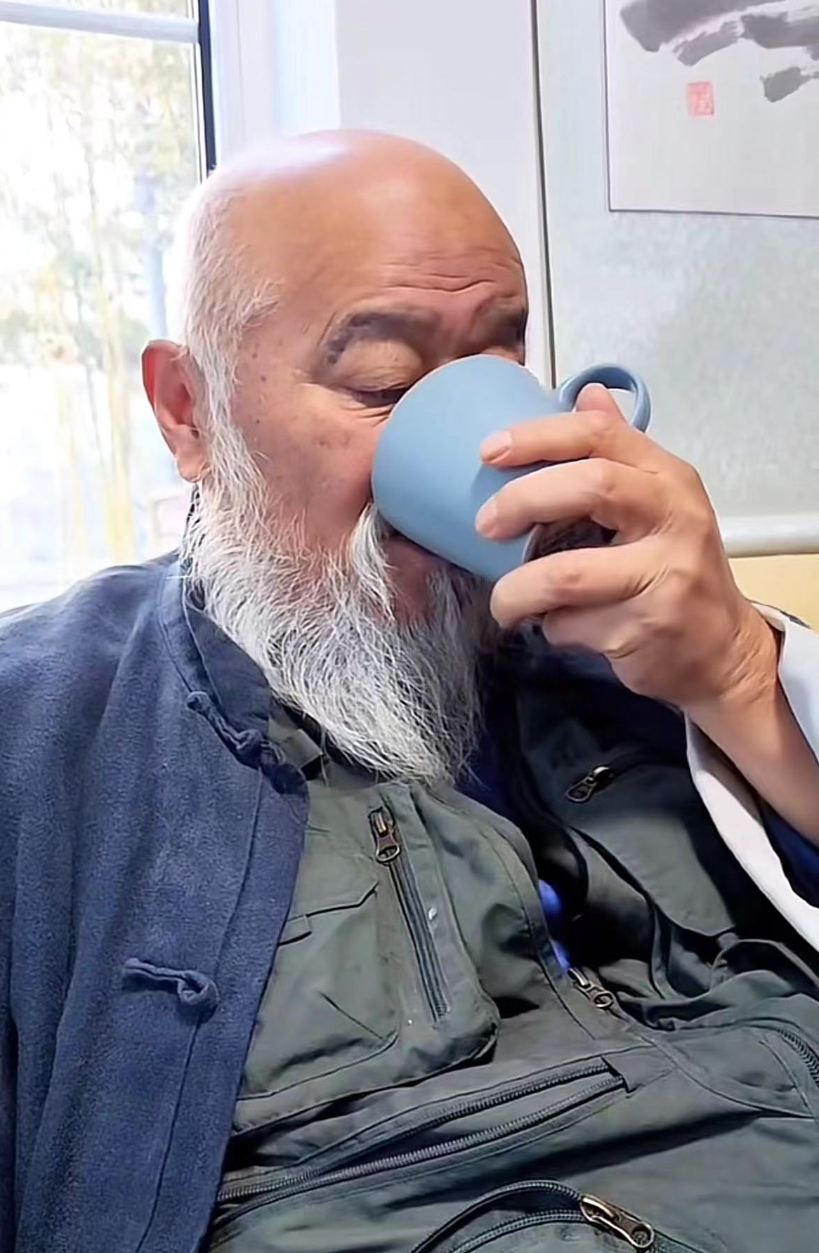 67岁李琦退休后在北京生活,衣着邋遢皱纹横生,光头模样似寿星公