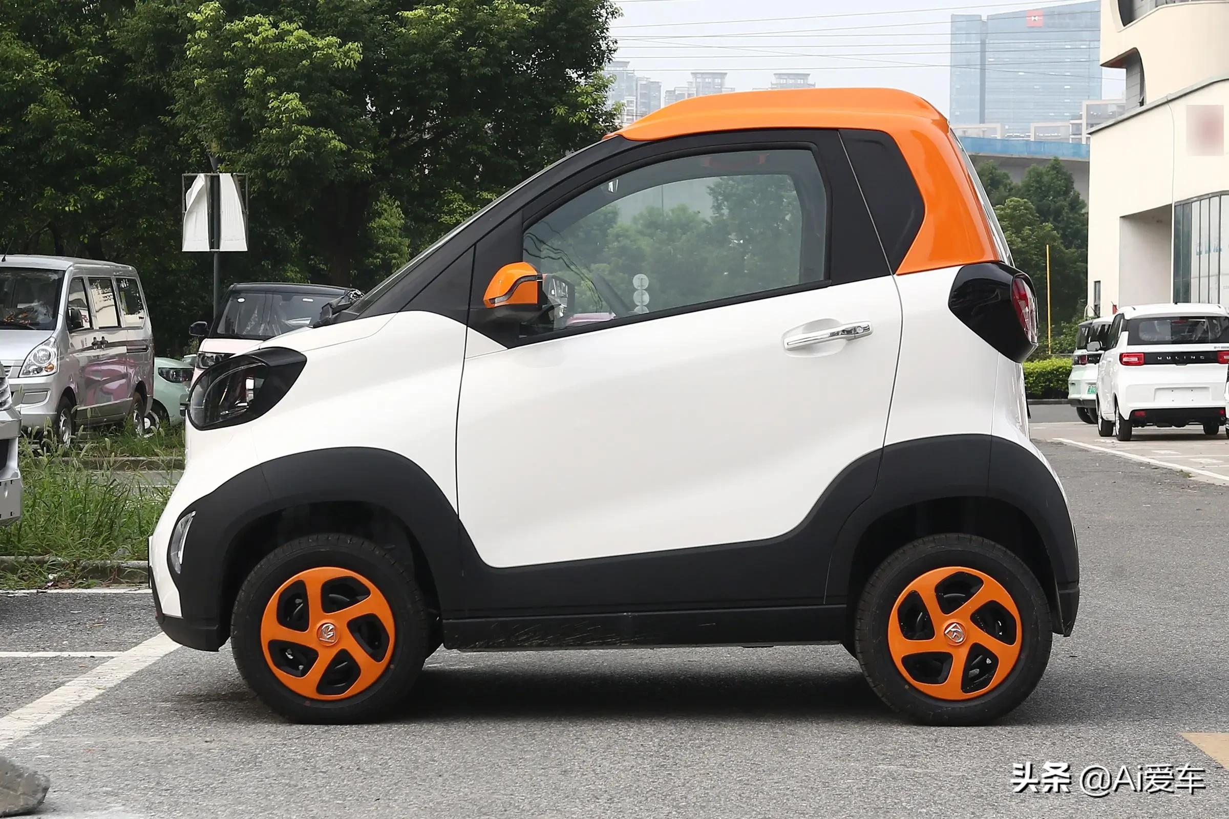 续航305公里，极其便宜小巧的代步车，停车不费力，实拍宝骏E100