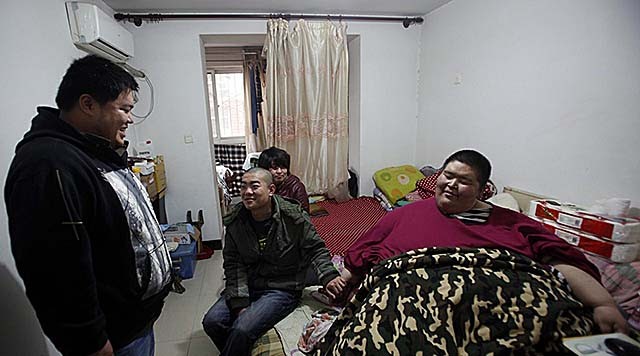 河北小伙胸口顶着200多斤肉球，体重500斤，吃喝拉撒在床上解决