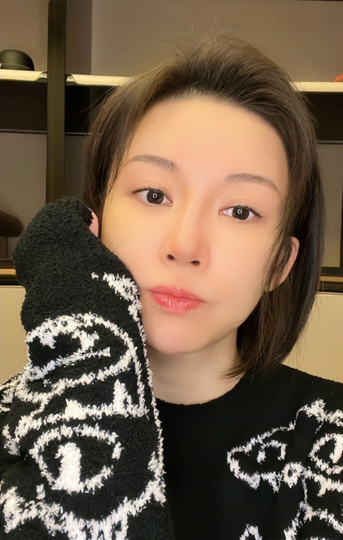潘晓婷的微博帖子（潘晓婷微博发文称交作业，晒出六张素颜自拍照，40岁至今仍然单身）