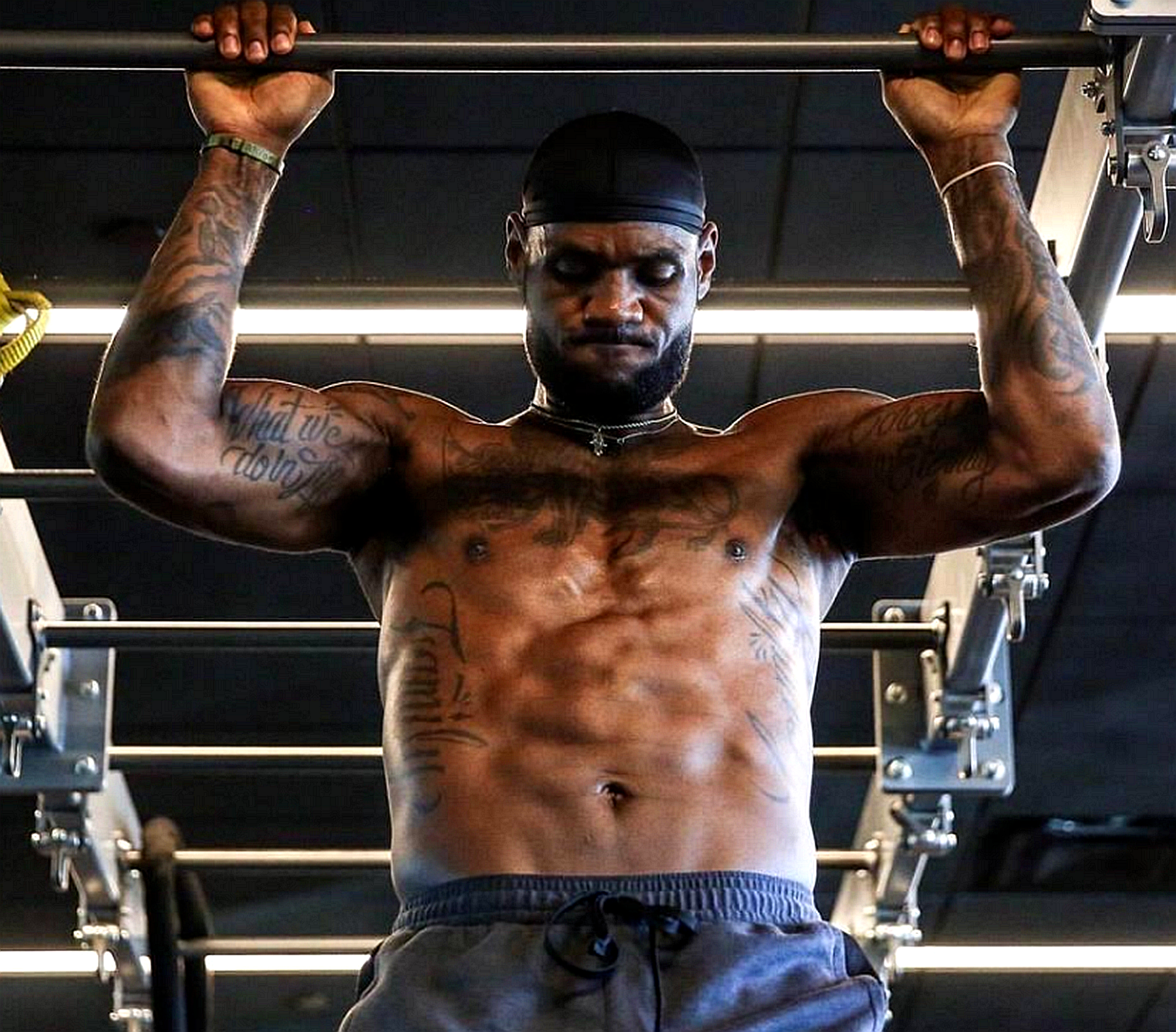 nba球员为什么没胸肌（众所周知詹姆斯肌肉强悍，为何身上几乎看不到胸肌和腹肌呢？）