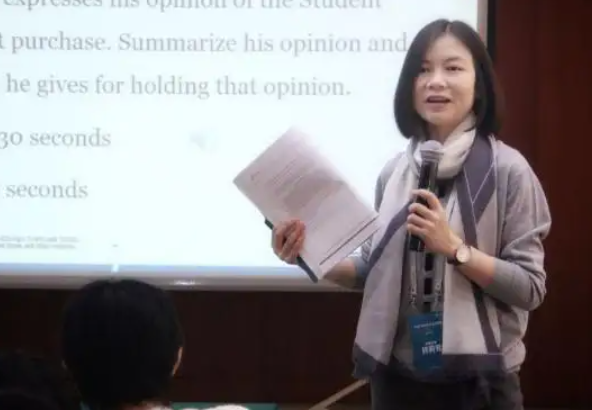 清华大学多门学科“全英授课”，台下全是中国学生，为啥不用汉语