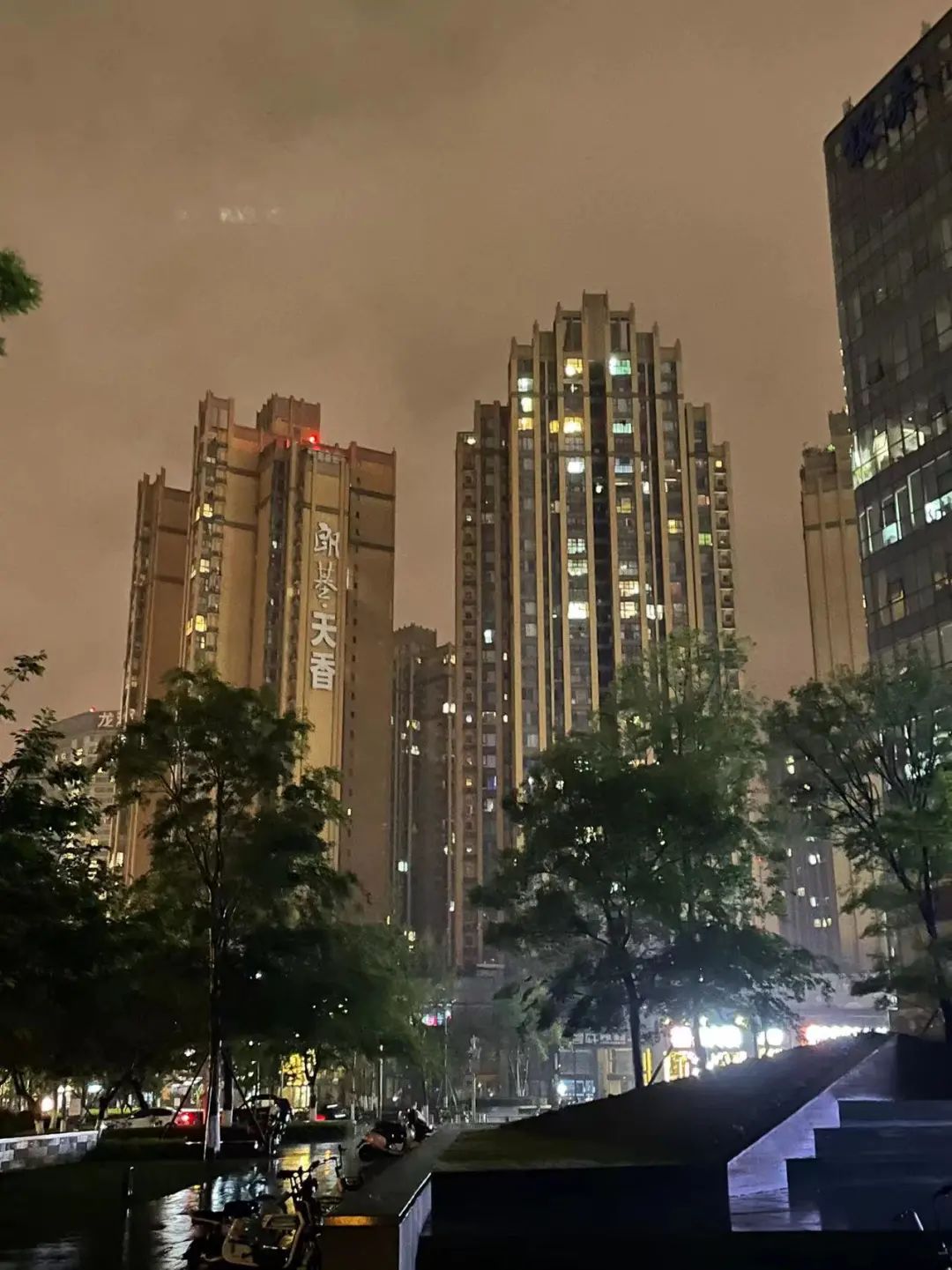 从三街四街写字楼深夜亮灯率看，哪家是卷王？