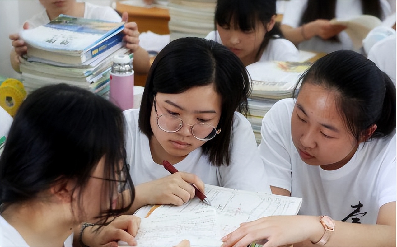 3张图告诉你，“上过大学”VS“没上过大学”女生的区别，真犀利