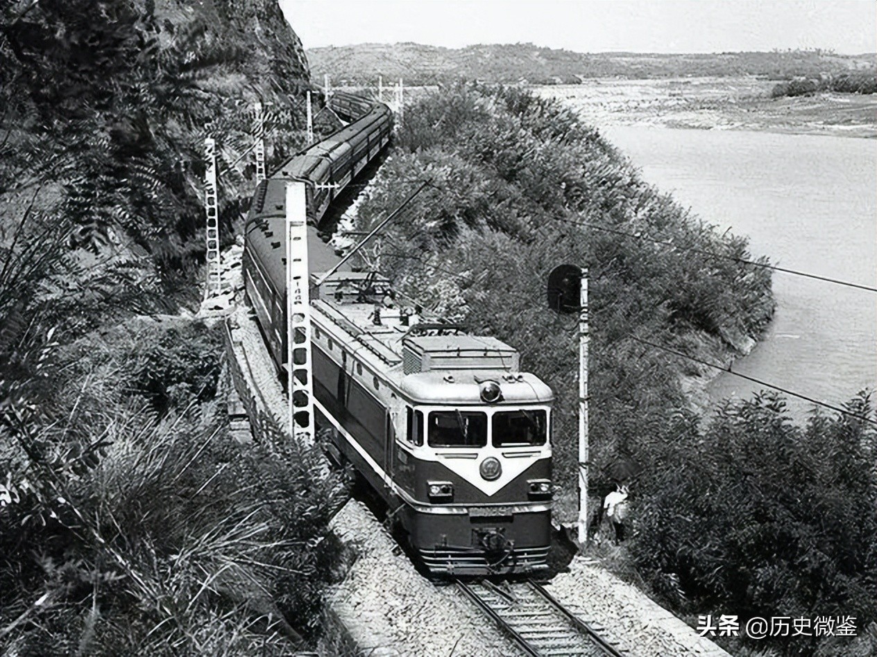 50年，邓小平提出修建成渝铁路，毛主席问原因，邓小平：三个理由