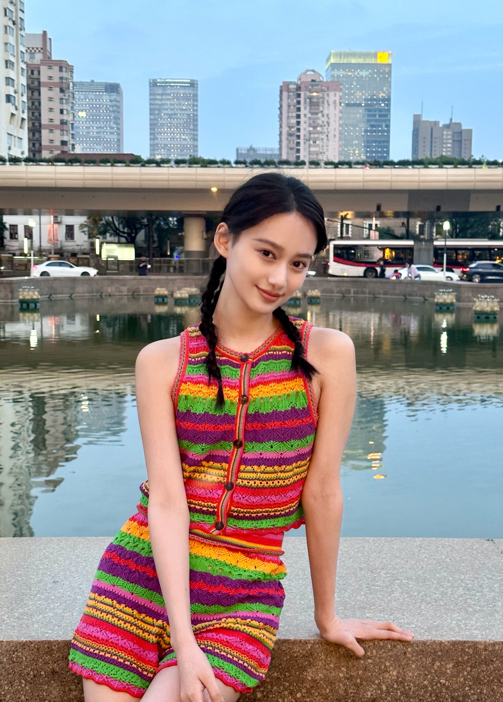 美如梁洛施的夏梦:她是北影校园中的一道亮丽风景线!