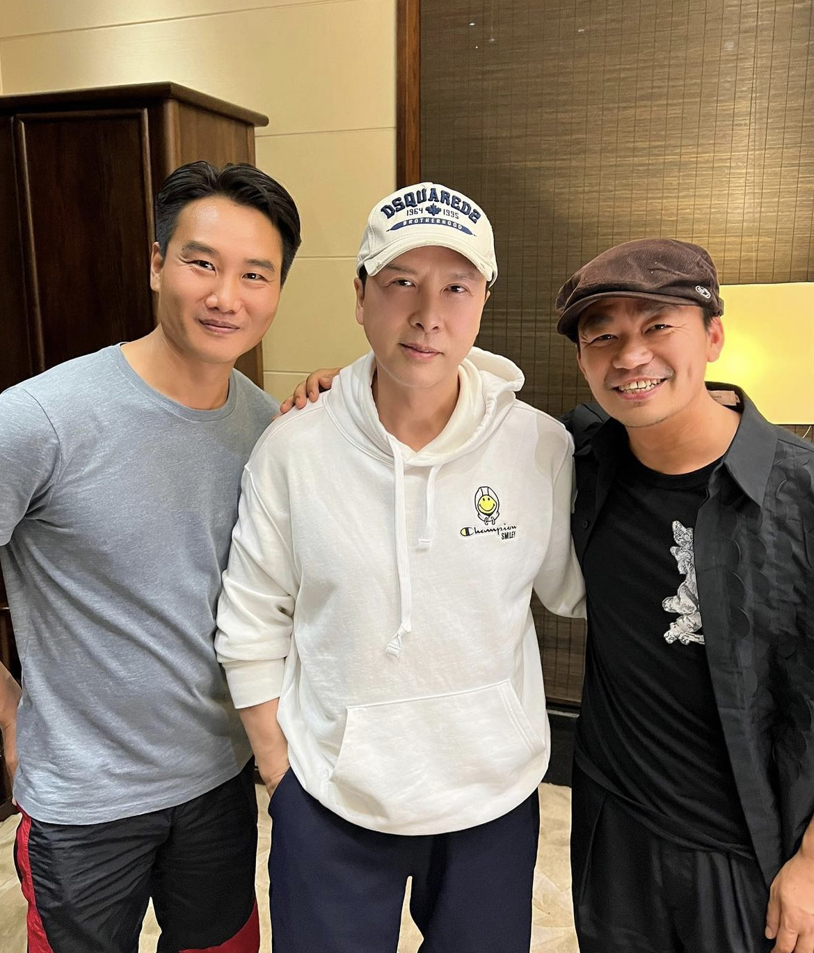 甄子丹夫妇前往绍兴露营，现身苍蝇小馆，店面狭小装修简陋不嫌弃