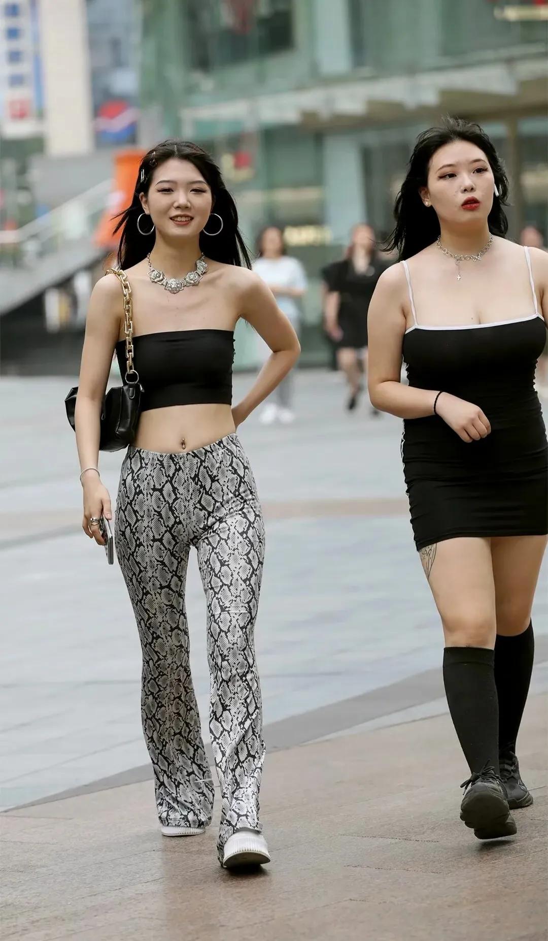 街拍穿搭 街拍美女性感身材！