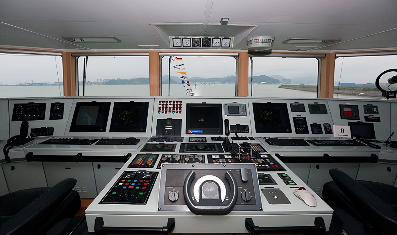 轮船驾驶舱其实早在凌晨4点时,"向阳红16号"的仪器上曾出现过银角号的