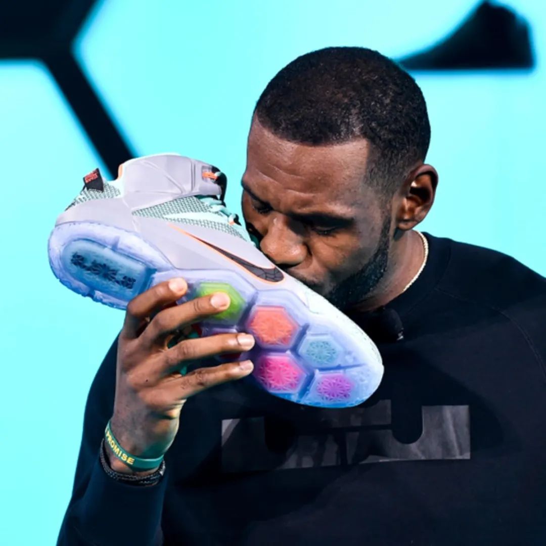 詹姆斯投资的产业（第一位NBA现役10亿美元富翁，詹姆斯凭什么？）