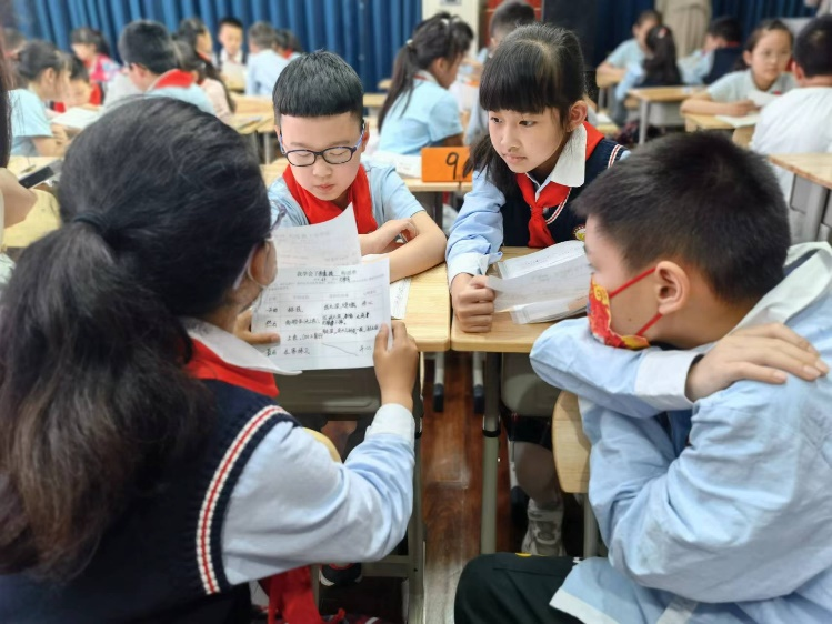 中和小学开展主题为“信息技术支持下的习作专题研修”研讨活动