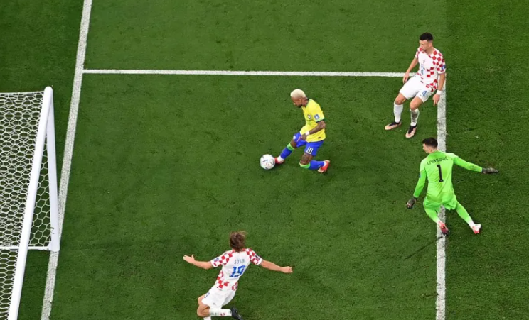 2010世界杯荷兰vs巴西（巴西队被淘汰！20年不胜欧洲强队，究竟输在哪？）