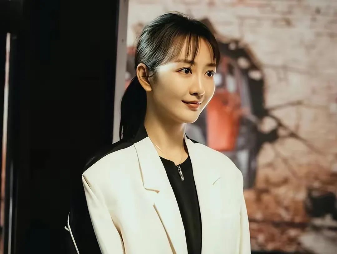 虽然已经40岁,但有喜欢的事业,稳定的恋情,这样的王鸥妥妥的人生大