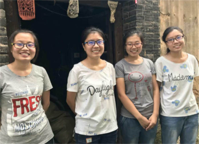 2017年农村四胞胎姐妹花同时考上大学，父母给她们一人买一部手机