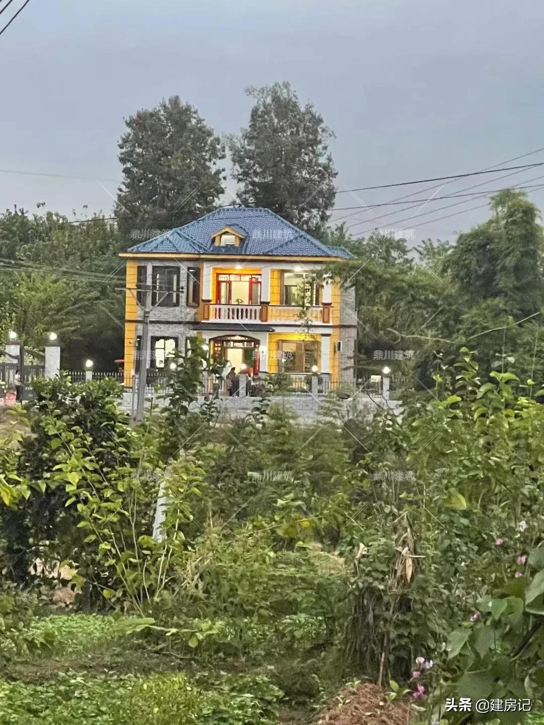 回浙江农村30万建了这栋二层别墅,新中式装修,大院子,人生赢家