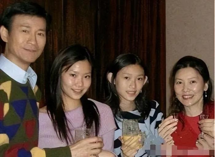 欣宜的演唱会太震撼了，父亲、妹妹都来祝贺，继母送了花篮