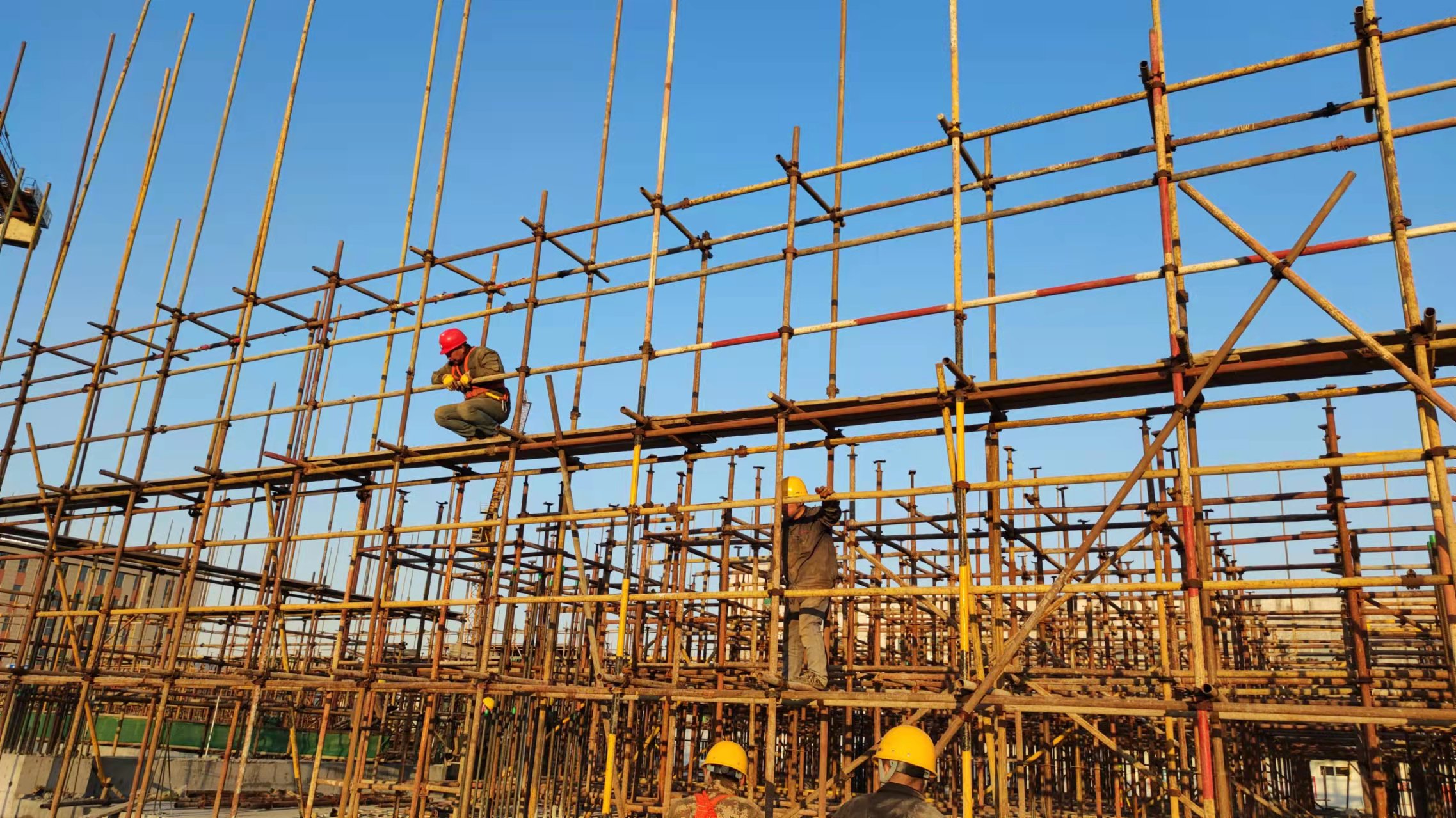 建筑工地上的女民工越来越多，居住环境有待提高