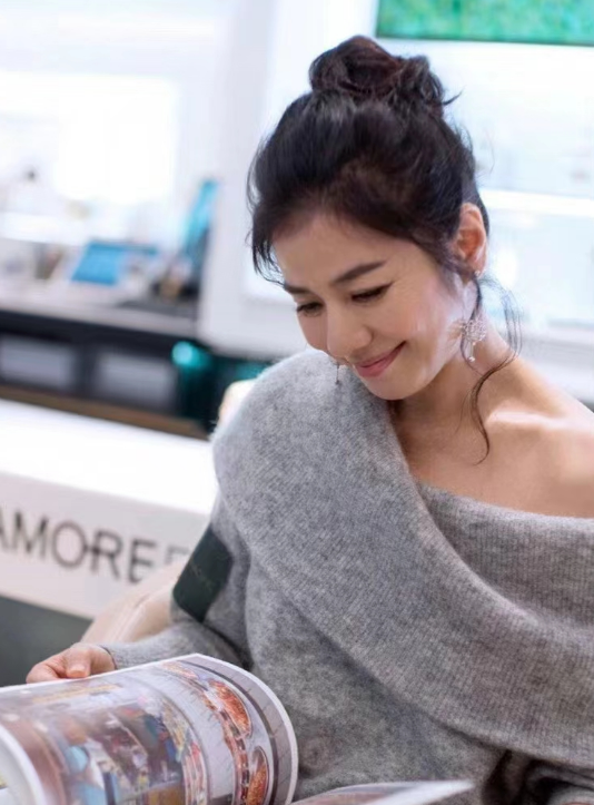 被钟楚红的状态惊艳:衣穿简,发微卷,63岁成同龄女明星最美