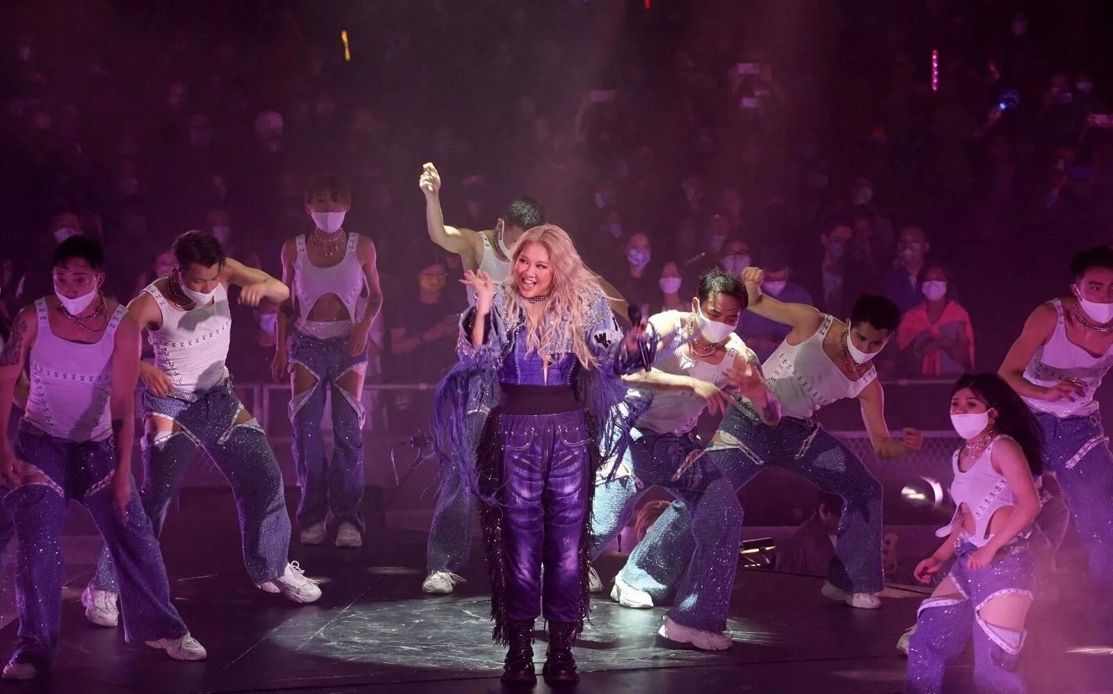 欣宜的演唱会太震撼了，父亲、妹妹都来祝贺，继母送了花篮