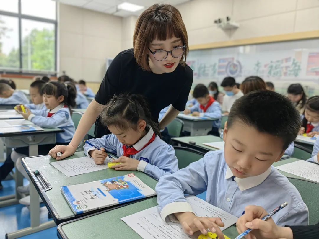 冯之刚名师工作室齐聚双流区实验小学外国语学校开展送教研讨活动