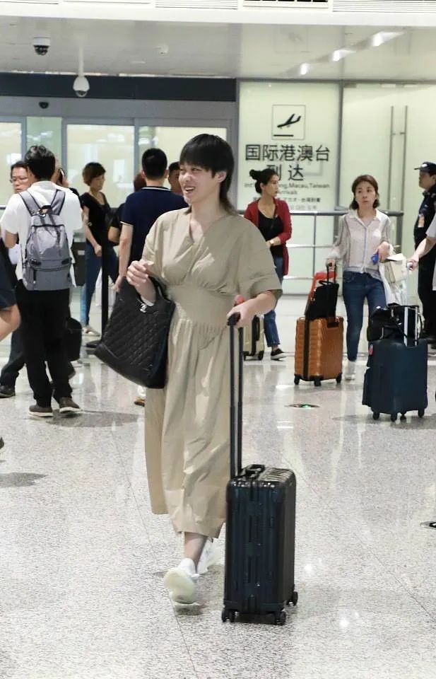 刘翔老婆真不简单，烂大街也穿出超模感，结婚6年仍牵手羡煞旁人