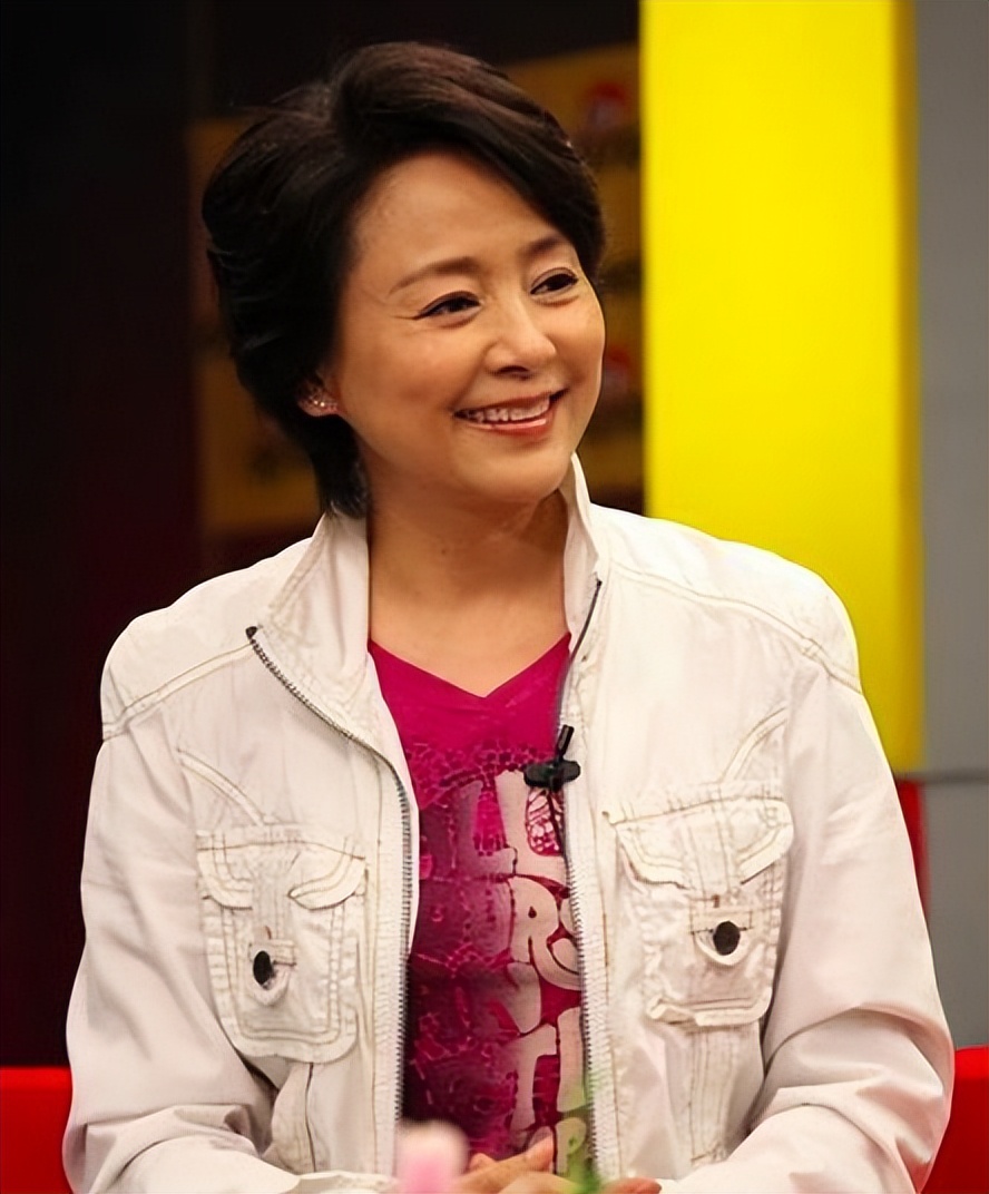 "弃夫出国",单身29年无子女,凭《庐山恋》爆红的张瑜近况如何