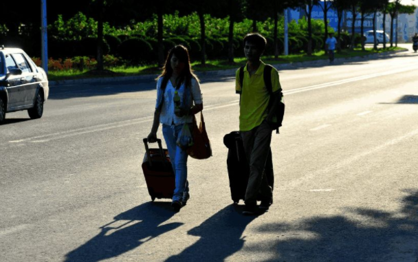 大学的校门口，等女朋友放学的男生能多统一？不看是真不知道