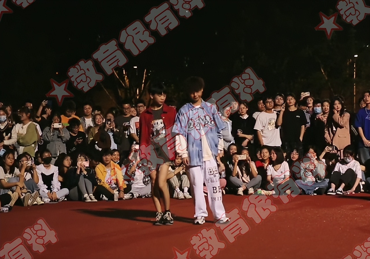 大学生男女的那些事儿（两大学生校内热舞）