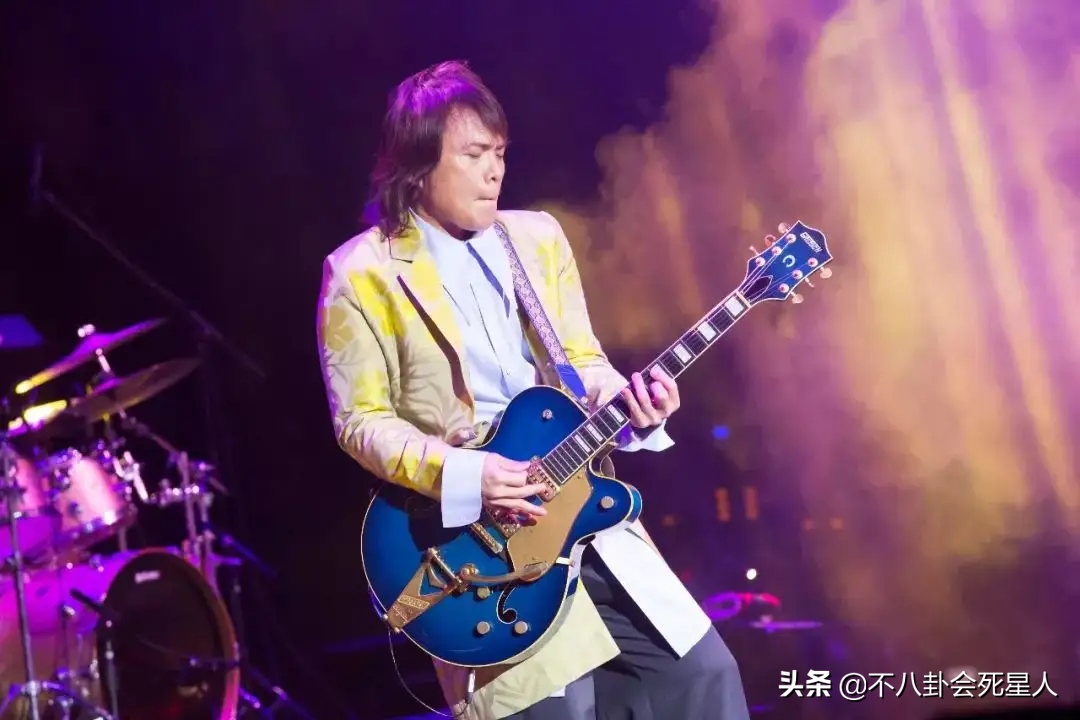 10位港台长发男星，郑伊健帅气逼人，伍佰气质狂放不羁