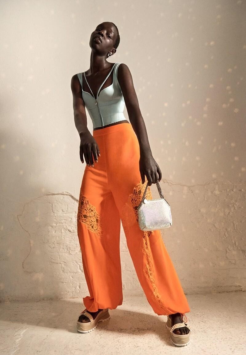 橘色衣服搭配图片(夏天穿点颜色显眼的服装) - 赤虎壹号