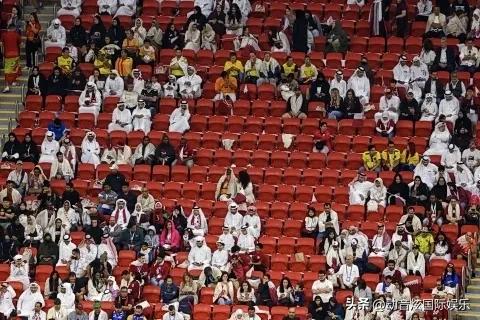 世界杯揭幕战，卡塔尔对阵厄瓜多尔，在数千个空座位前进行比赛