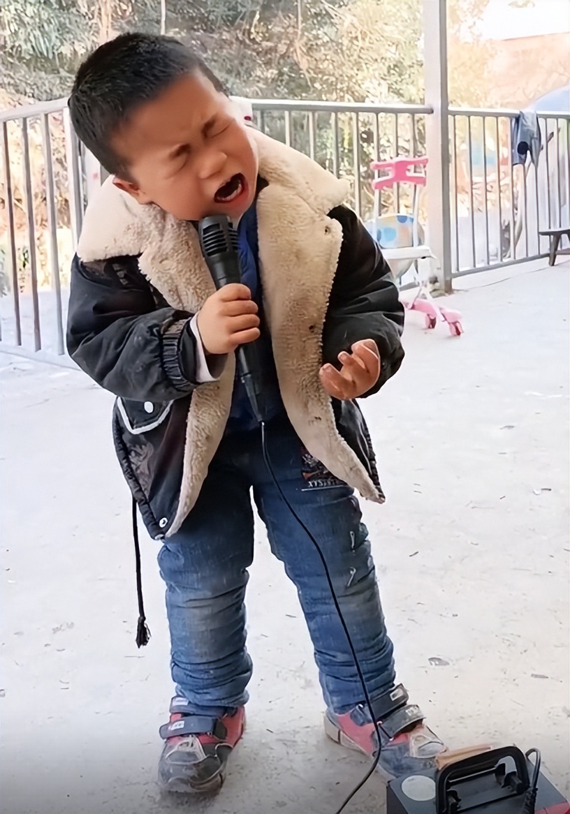 “未来歌神”：6岁农村萌娃“戏精附体”，靠模仿对口型唱歌走红