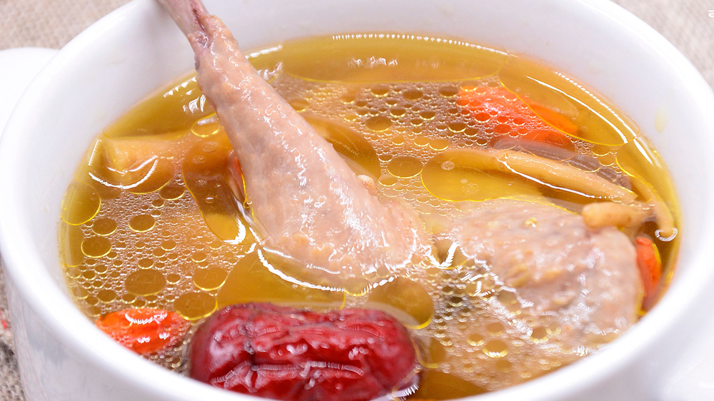 炖鸽子汤的秘诀分享 汤鲜味美肉不柴 滋补又润燥 功效更翻倍-起舞食谱网