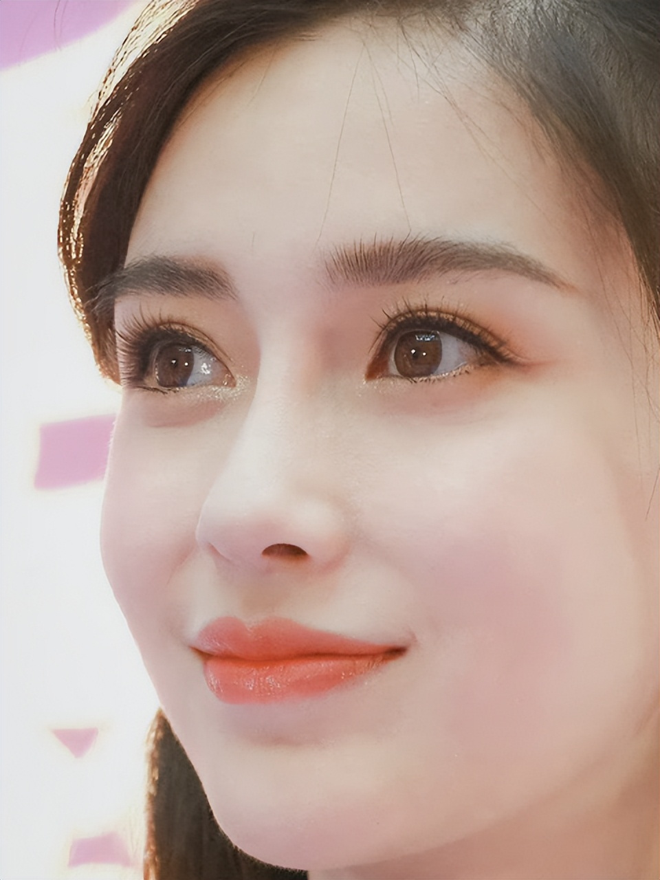 Angelababy十年容貌对比,五官精致不显老态,力破整容传闻