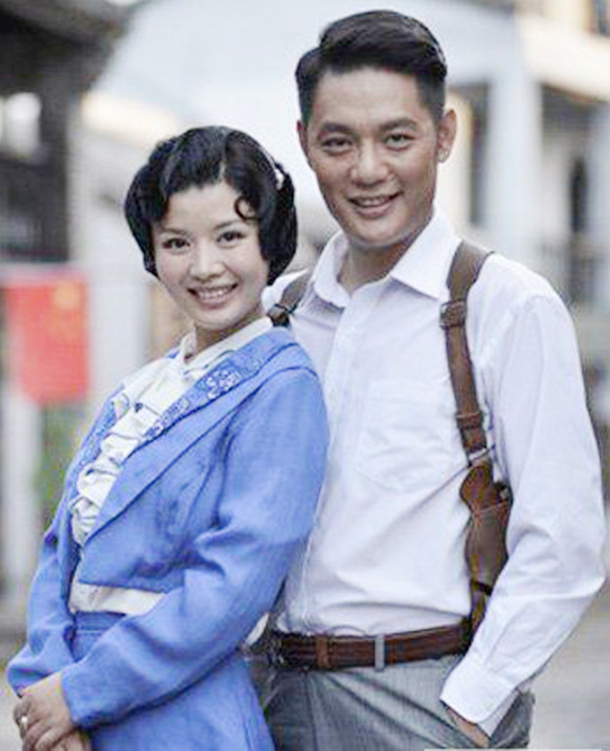 杨舒老公(傅程鹏前妻罕露面,穿3千花裙笑开怀,46岁当院长与儿子生活