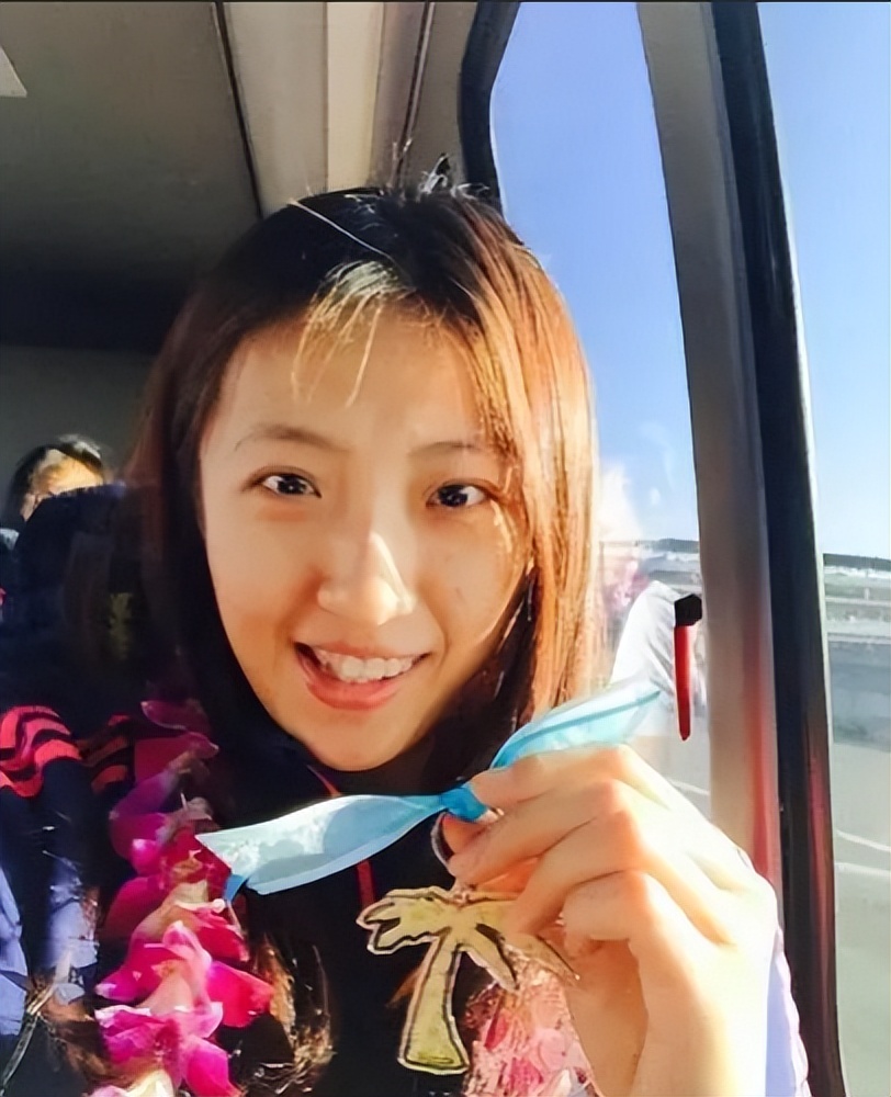 每打出一个好球,丁霞就跑到教练席,与郎平,安家杰击掌相庆.