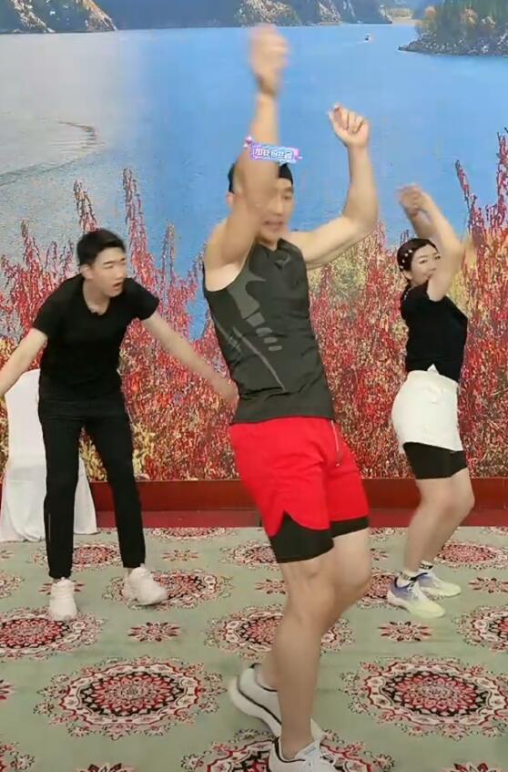 《跑男》第十期路透照曝光，迎来多位奥运冠军，全员走运动风格