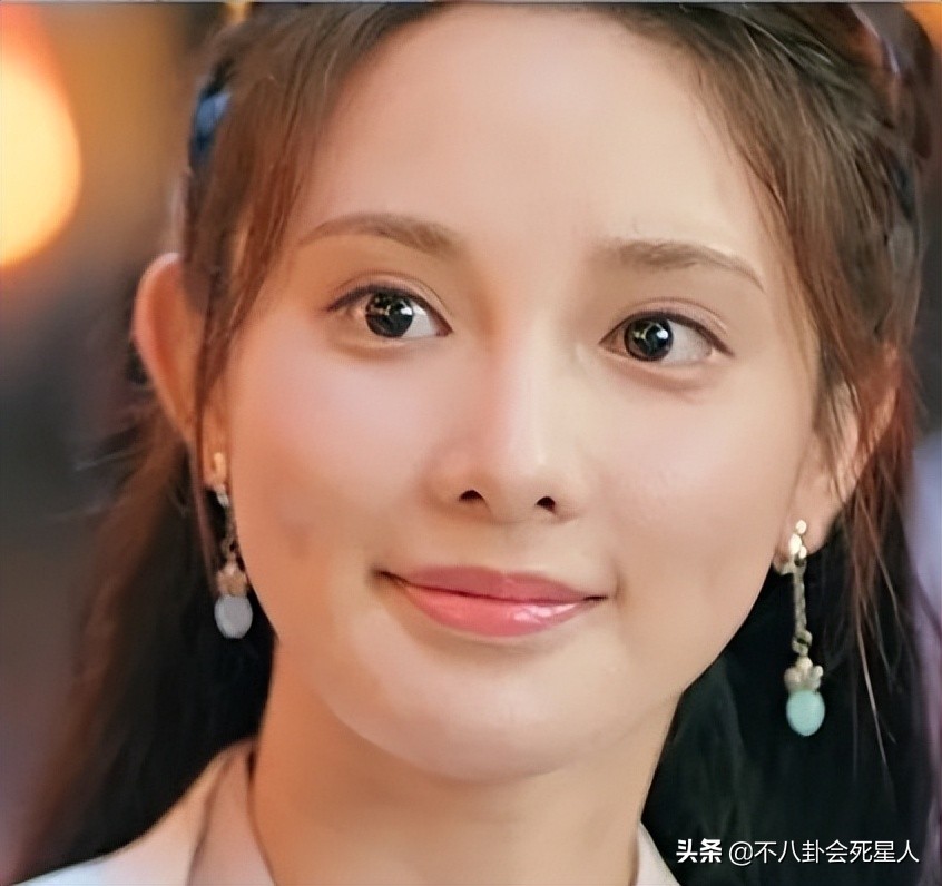 娱乐圈“一眼美人”太多了，全靠妆容造型加持，样貌缺点很明显