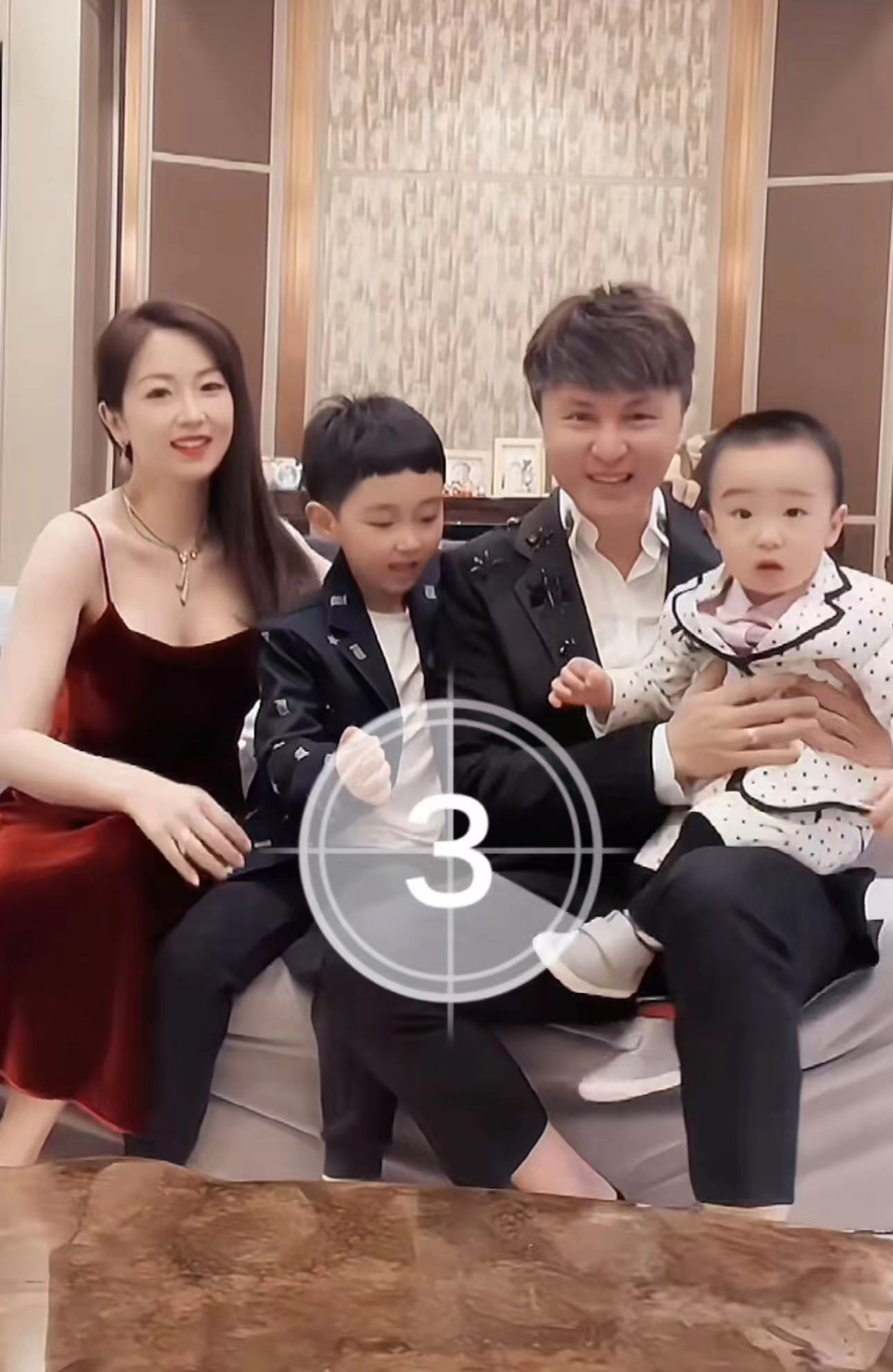朱桢为爱妻庆生!老婆穿睡衣素颜仍貌美动人,儿子像妈五官似混血