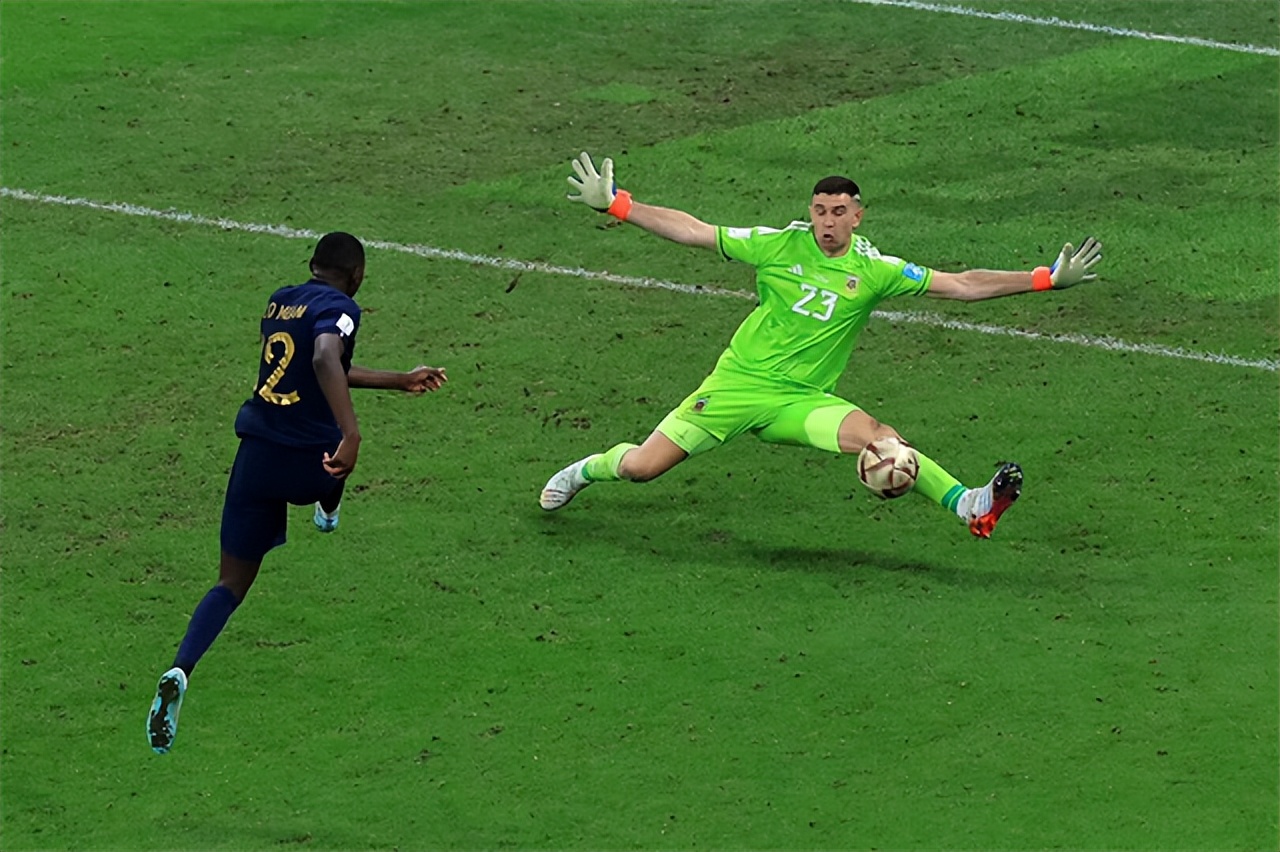 世界杯裁判被骂帮梅西！他被迫晒图反击：法国也违规了，但我没判