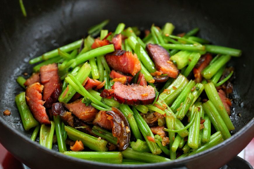 广东人炒青菜，为啥翠绿鲜嫩不出水？其实诀窍很简单，看完明白了