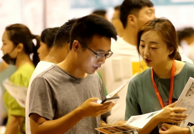 “体制内男友”再添一名！明星都难逃的编制魅力，究竟有多香