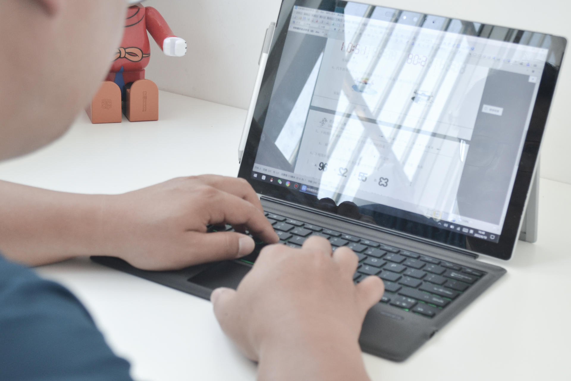 配件太贵 平替超原装 微软Surface另类玩法 雷柏蓝牙键盘XK200S